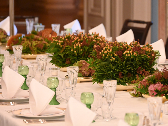 Bordet dekkes i høstfarger. Foto: Det kongelige hoff